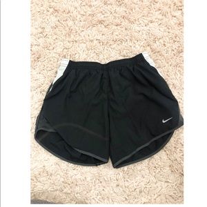KIDS XL BLACK NIKE TEMPOS - fit like womens xs
